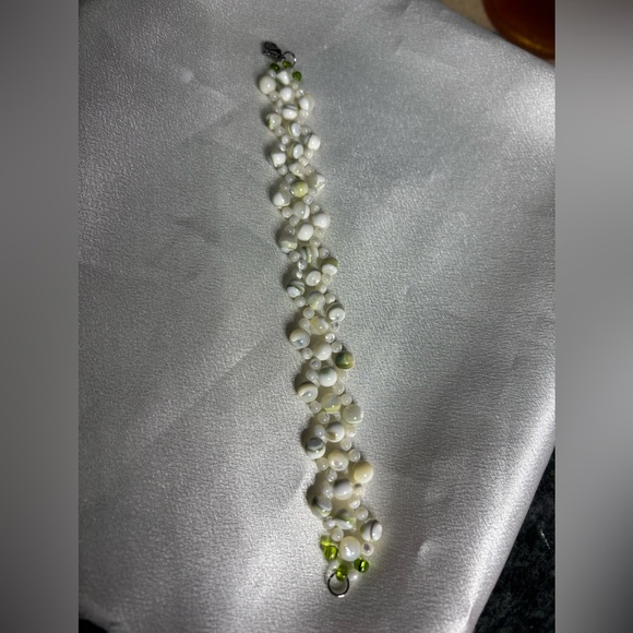 Hand crafted beaded white and green shell bracelet and mother of pearl 7.5 in - Picture 4 of 5